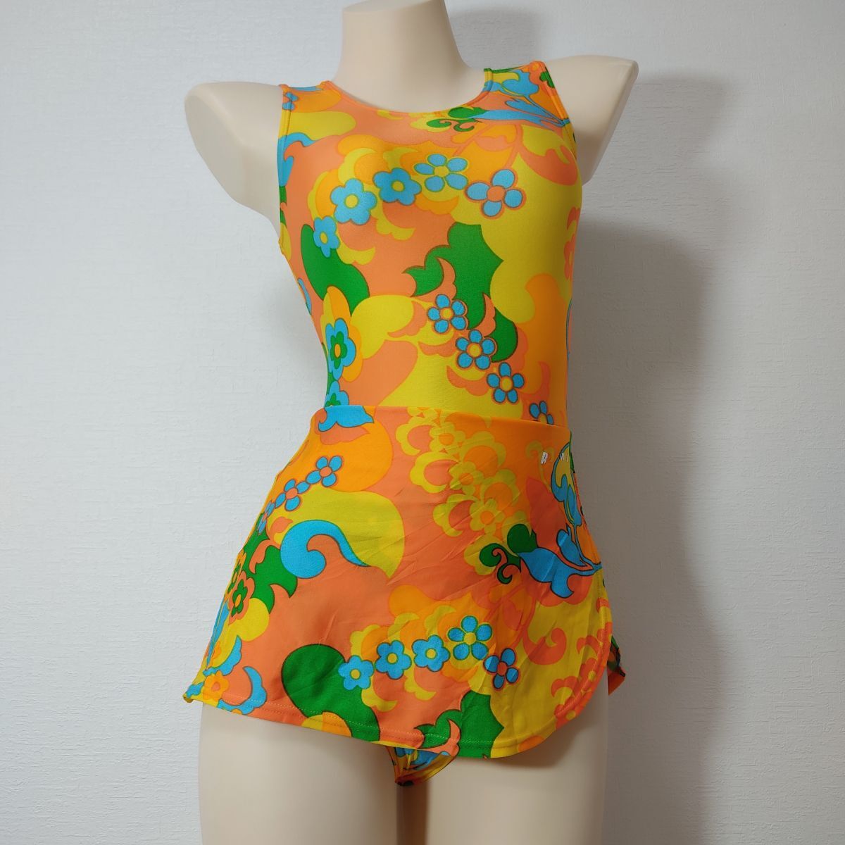 45*エアムーブレオタード(M)★スカート股上ハイレグ光沢オレンジ緑グリーン総柄★伸縮性あり男性も拍卖