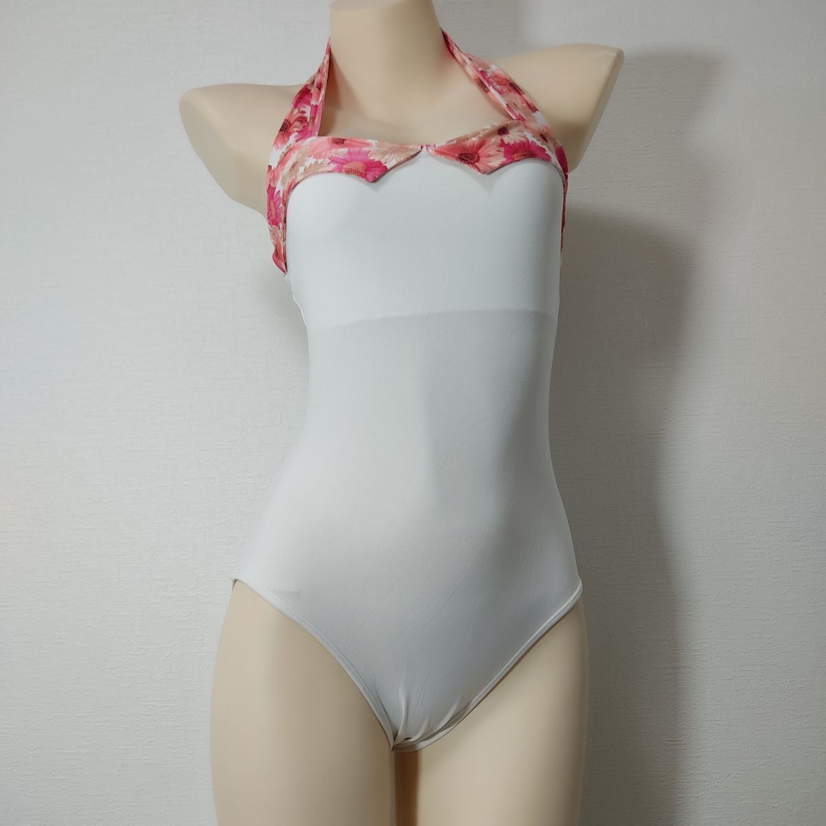 73*ドゥッシュドゥッスゥレオタード(L)★ホルターネック光沢ホワイト白ピンク花柄★伸縮性あり大きいサイズ男性も拍卖