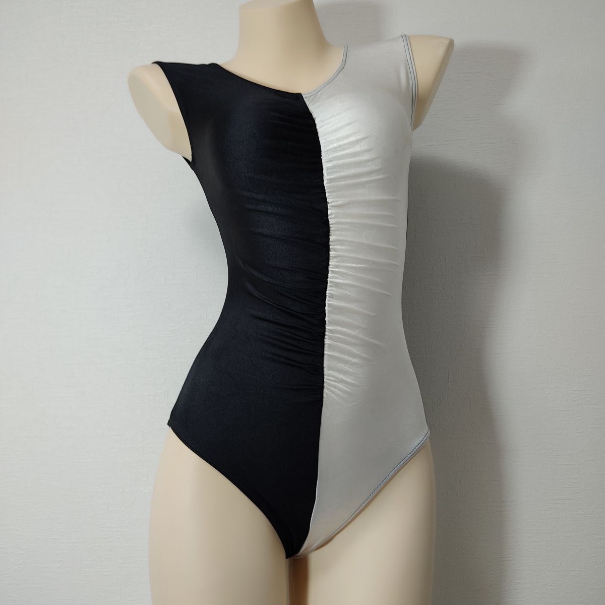 72*danswellレオタード(11L)★光沢ブラック黒ホワイト白バイカラー★伸縮性あり大きいサイズ男性も拍卖