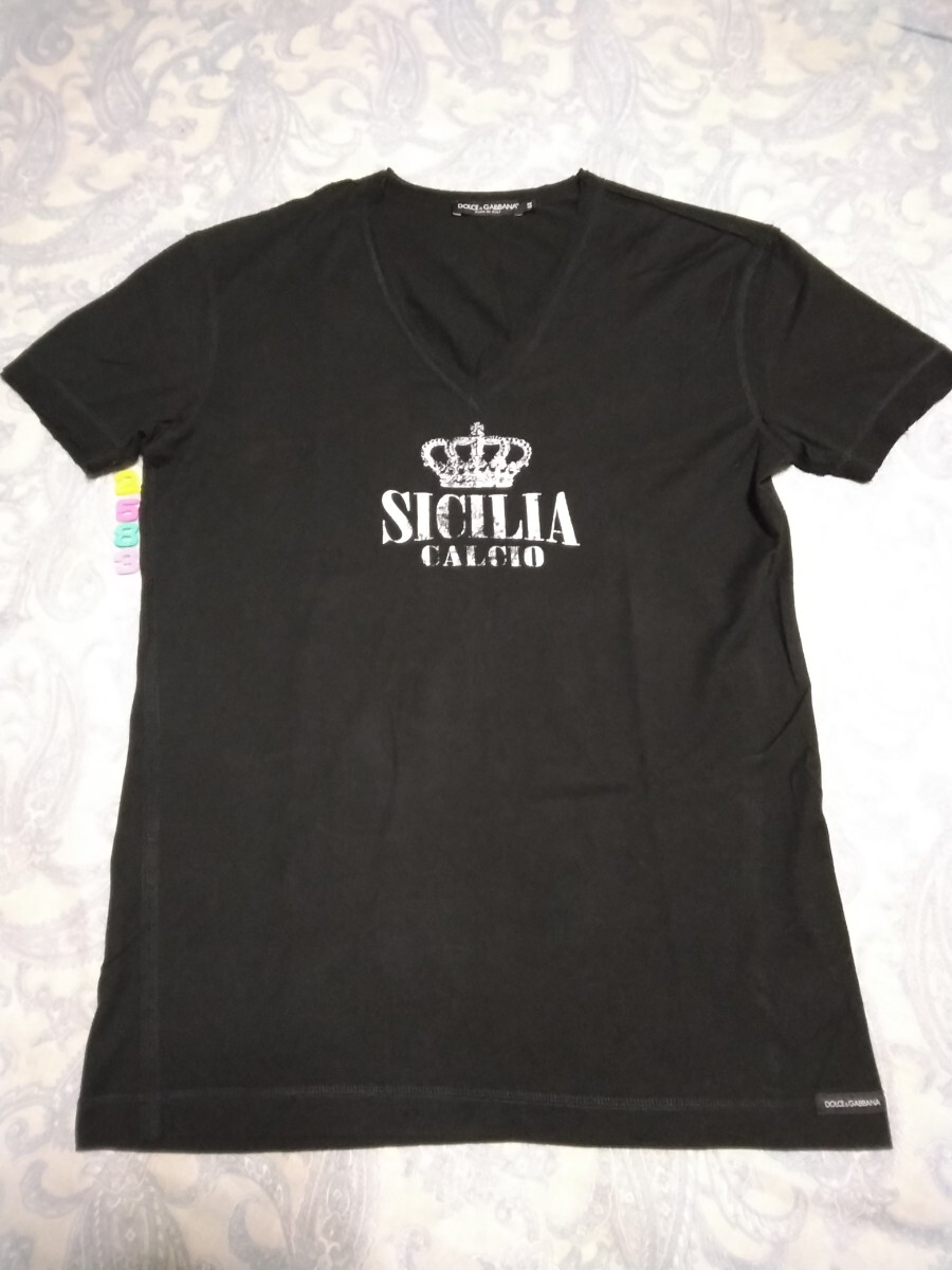 2583ドルチェ&ガッバーナ前クラウン、SICILIA、CALCIOかすれ加工プリント付き袖レイヤード風Vネック黒色 半袖 Tシャツミラノ ジャパン 拍卖