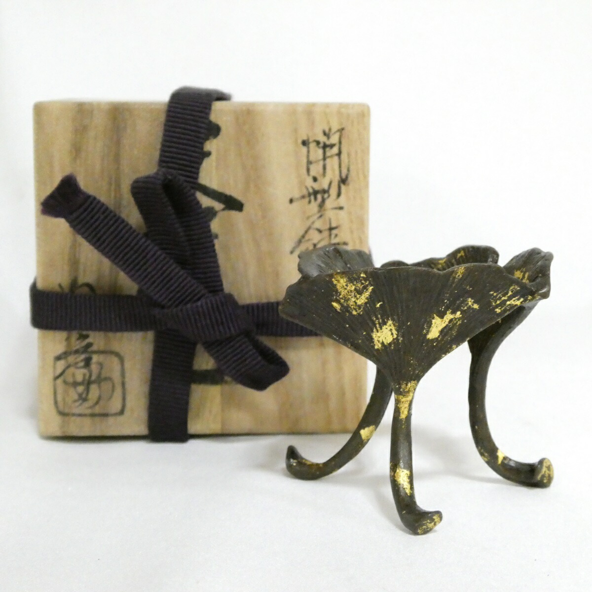 【鵬雲斎好写】加賀象嵌金工家 本江好彦作 蝋型鋳銅 三銀杏 蓋置 茶道具【中古 美品】拍卖