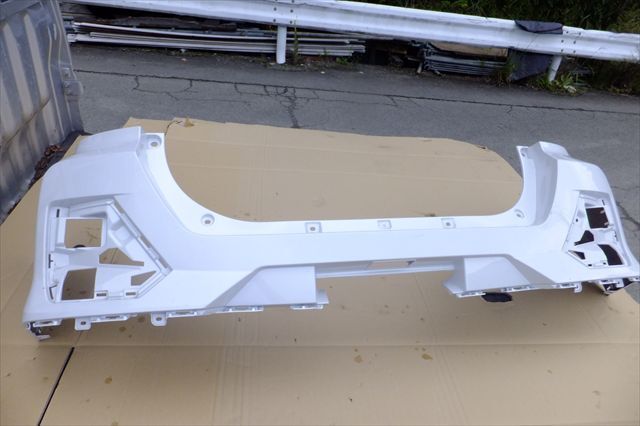 ダイハツ ロッキー A200A リア バンパー 52159-B1310 白 TBP696拍卖