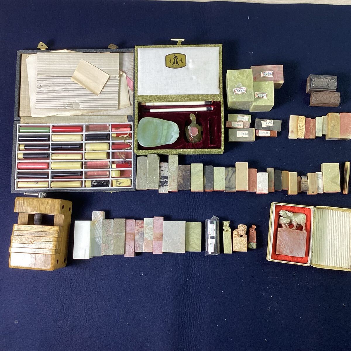 ko492 印材 まとめ 50点以上 約4.5kg 印床 彫刻 水牛 石 中国 篆刻 落款 印鑑 判子 はんこ セット ケース カバー 中古拍卖