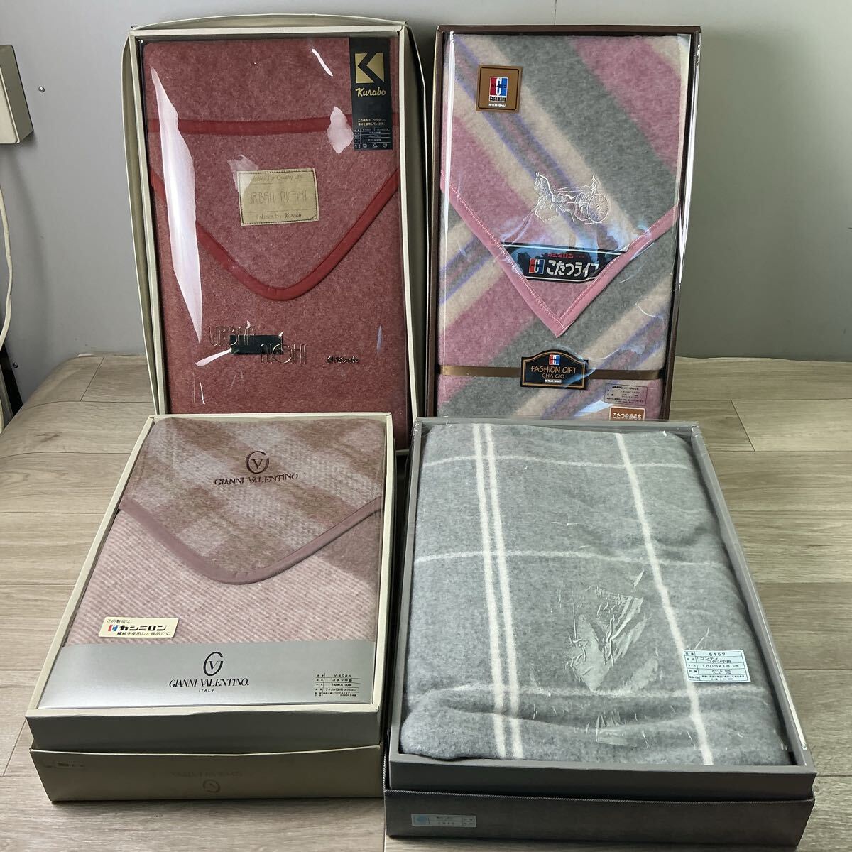 to5104 箱入り ギフト こたつ中掛け 4点 まとめ売り こたつ 中がけ毛布 冬物 ワインレッド チェック柄 カシミロン等 保管品拍卖