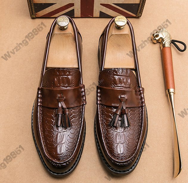 新しいファッションクロコダイル革のカジュアルシューズ春と秋の個性的なフリンジの尖った革靴英倫の潮流色拭きスリーブの男性靴拍卖