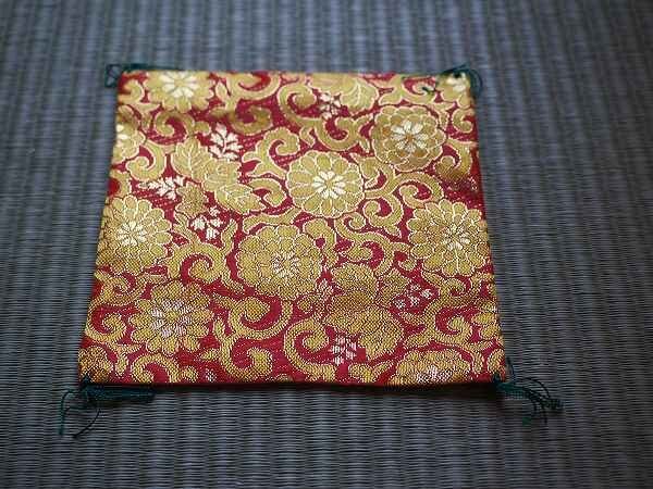 【結】未開封新品◆ワタなし正方形ザブトン15cm 赤金襴 置物や花瓶等の下敷のアクセント、床面保護に◆【クリックポスト対応可】拍卖