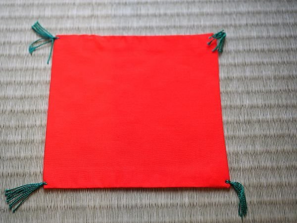 【結】未開封新品◆ワタなし正方形ザブトン12cm 赤無地 置物や花瓶等の下敷のアクセント、床面保護に◆【クリックポスト対応可】拍卖