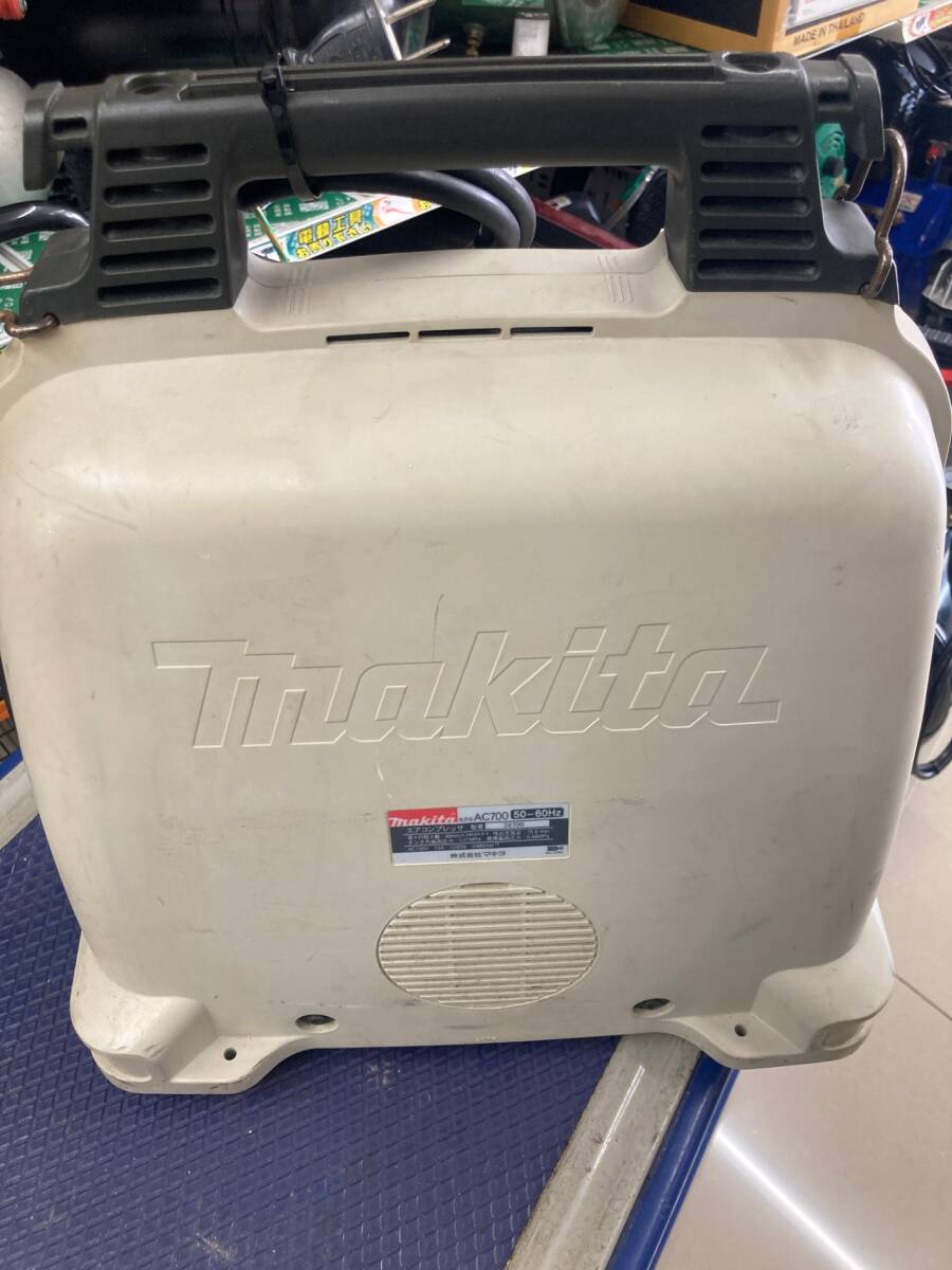 【送料着払い(有料)】【中古品】★makita(マキタ) 常圧 一般圧エアコンプレッサ 5L AC700拍卖
