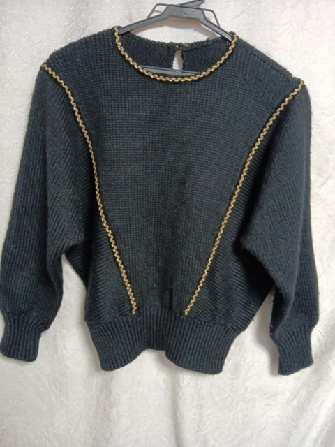 USED品 オーダー黒系金のブレードがお洒落な手編みセーター拍卖