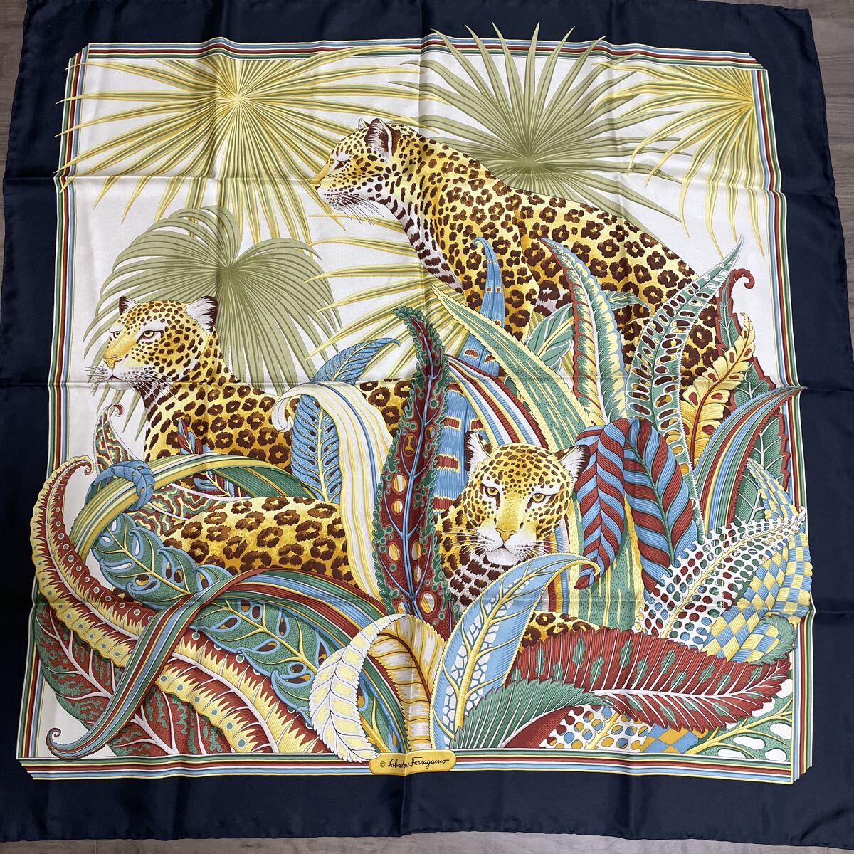 Salvatore Ferragamo フェラガモ シルク100 スカーフ アニマル柄 大判 ヒョウ 虎 ストール拍卖