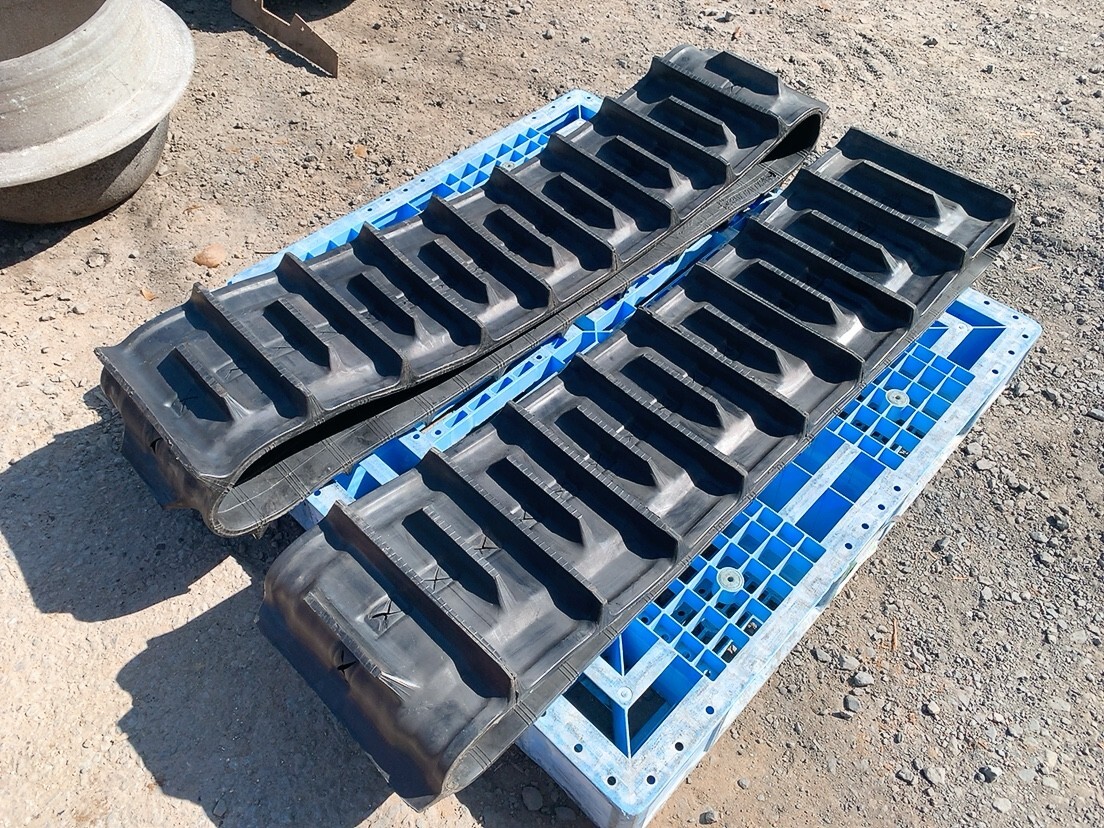 未使用保管品 JLL ゴムクローラー 330×72N7×38 2本セット 左右セット コンバイン YANMAR ヤンマー GC215 キャタピラー 1008や3 M外 西拍卖