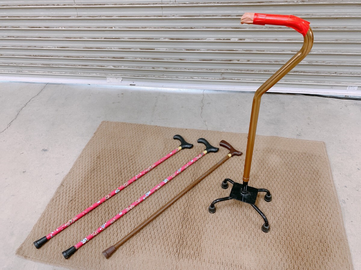 中古 杖まとめて 4点杖 歩行補助 4点支持杖 つえ 軽量 高さ調整 ステッキ 花柄 ポール 移動 散歩 予備 施設 茨城県 1024か4 E1 160拍卖