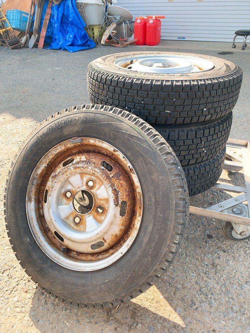 5-6分山 YOKOHAMA ヨコハマ ice GUARD アイスガード 135/80R12 68Q 2005年製 12×4.00B ハブ径60mm PCD100 ET+35 4穴 冬 1023や6 I12 4個口拍卖