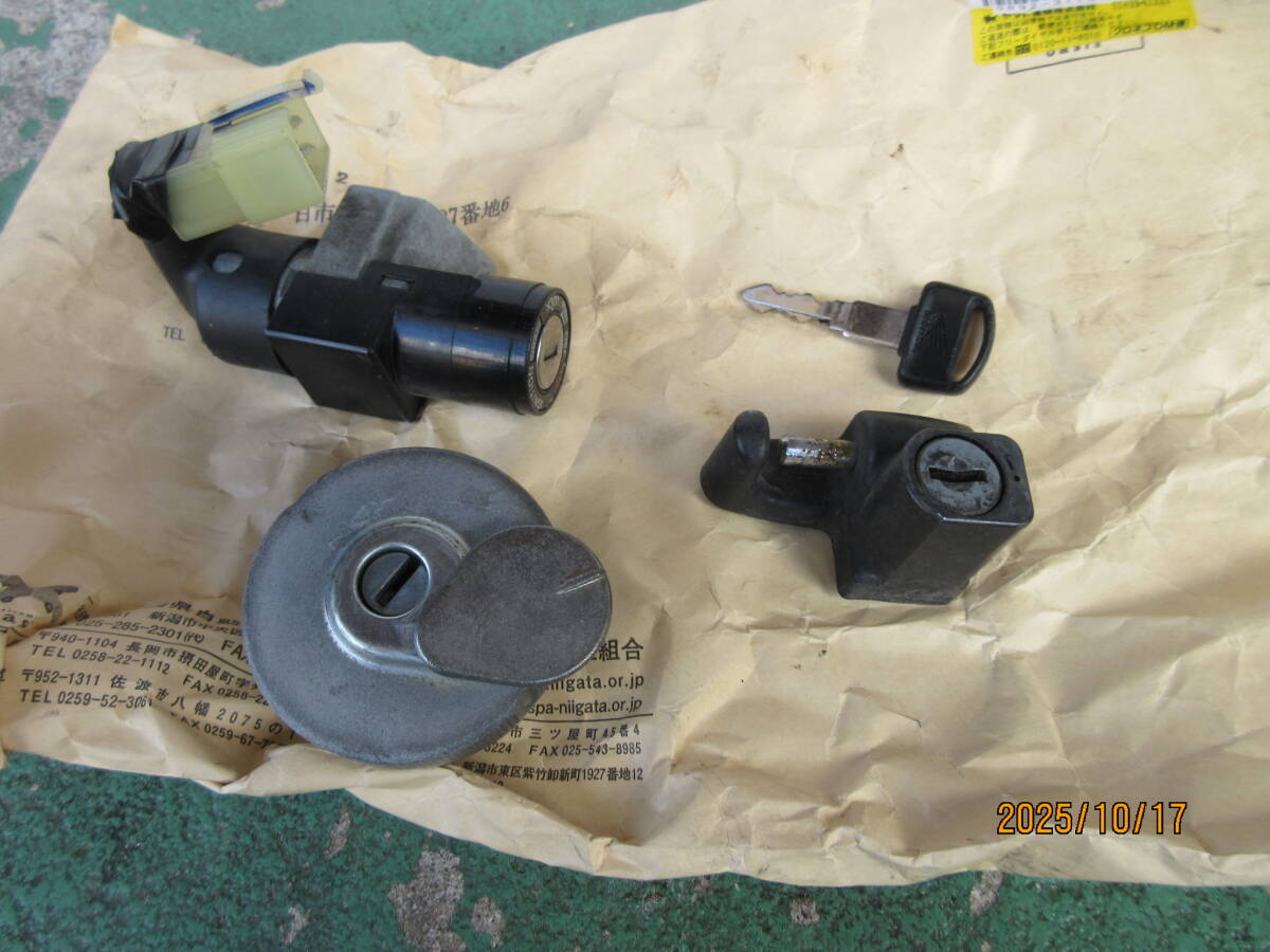 1円売切り キーセット 機種不明品 作動確認済み 売切り パーツ 部品 4点セット 純正鍵拍卖