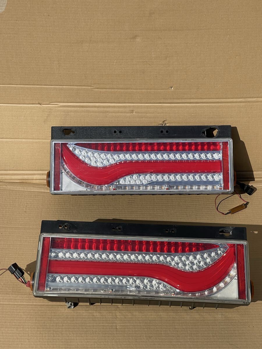 Y106 トラック 中型 大型 3連テールライト 三連テールライト テールランプ LED デコトラ 左右セット拍卖