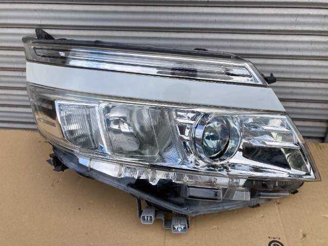 4113 ヴォクシー ZRR80 煌 前期 右ヘッドランプ 右ヘッドライト 右ライト 28-229 81130-28G01拍卖