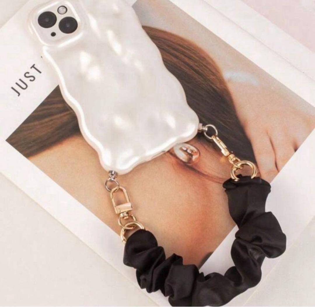 持っているだけでおしゃれ! ハンドストラップ 黒 スマホ カメラ 韓国 人気 シュシュ拍卖