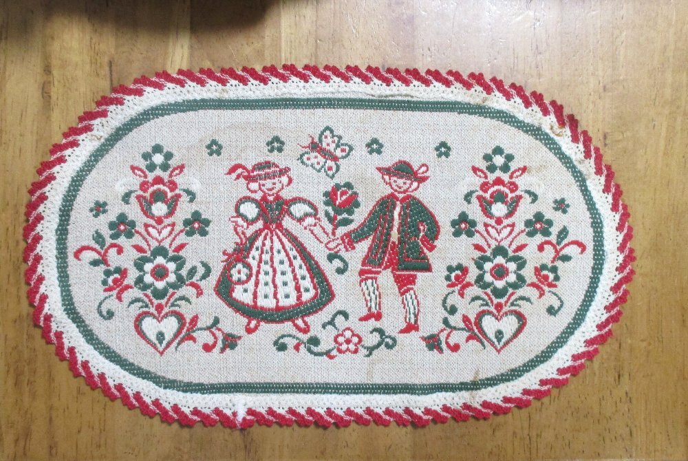 スイス製 小さな敷物 小さなテーブルマット 絵柄/民族衣装の子供たちのダンス 拍卖