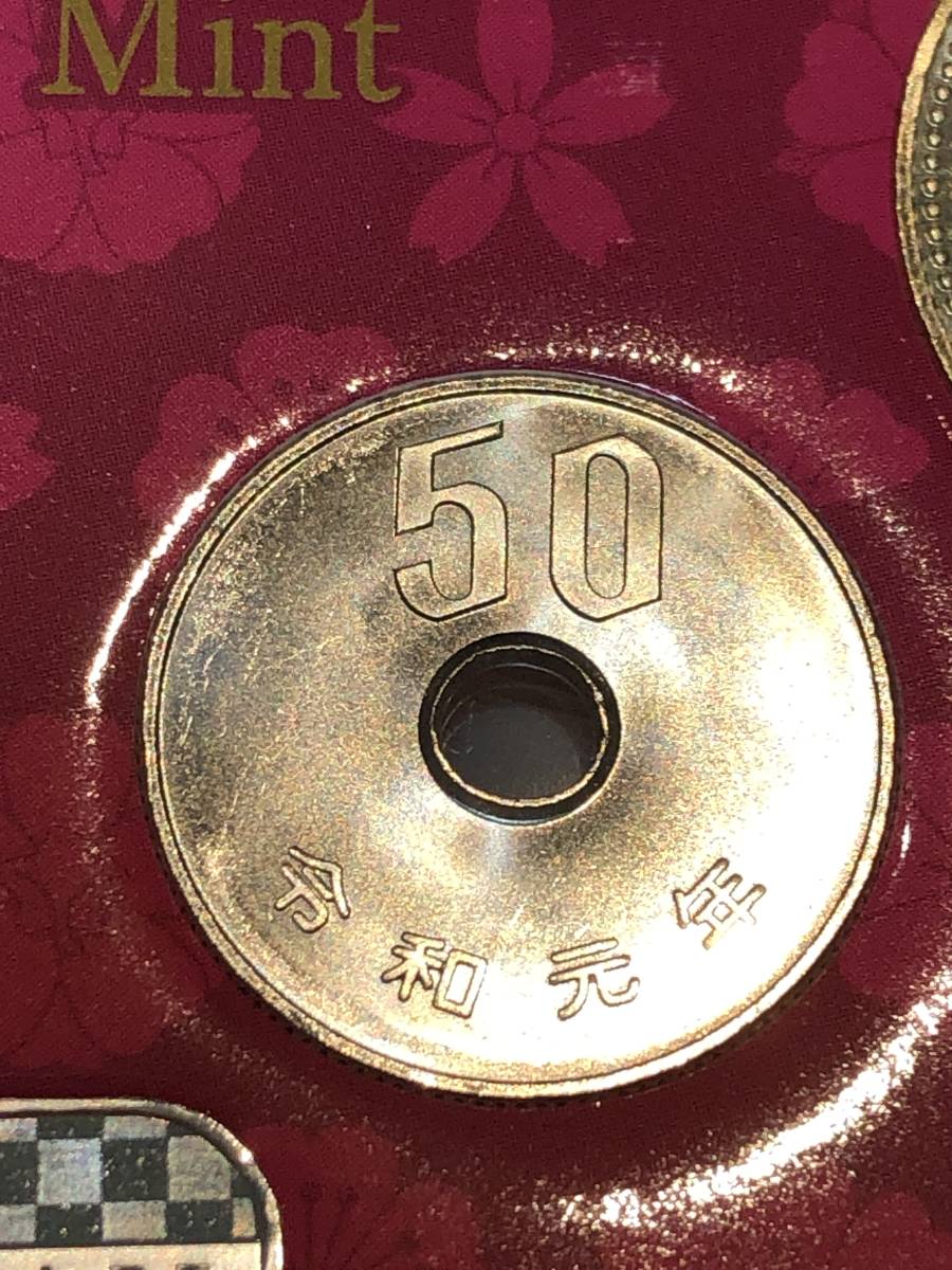即決あり! 令和元年 ミントセット 出し 50円 硬貨 未使用品 1枚 送料全国110円 ペーパーコインホルダー発送拍卖