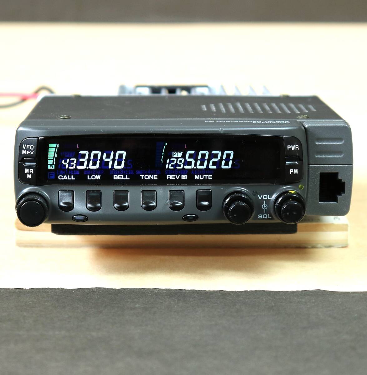 KENWOOD ケンウッド TM-833 S ハイパワー 430/1200MHz帯 2バンドモービル機 白色LED ※訳アリ(検索 : TM-842 FT-5800 IC-2500)拍卖