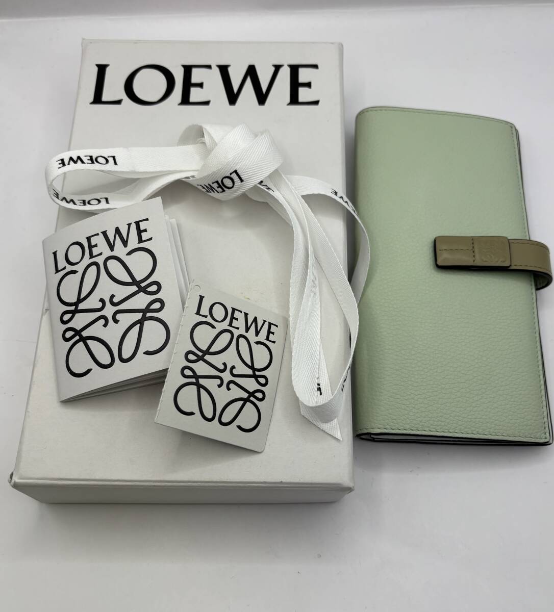 【中古】LOEWE ロエベ バーティカルウォレット ラージ グリーン 箱付き拍卖