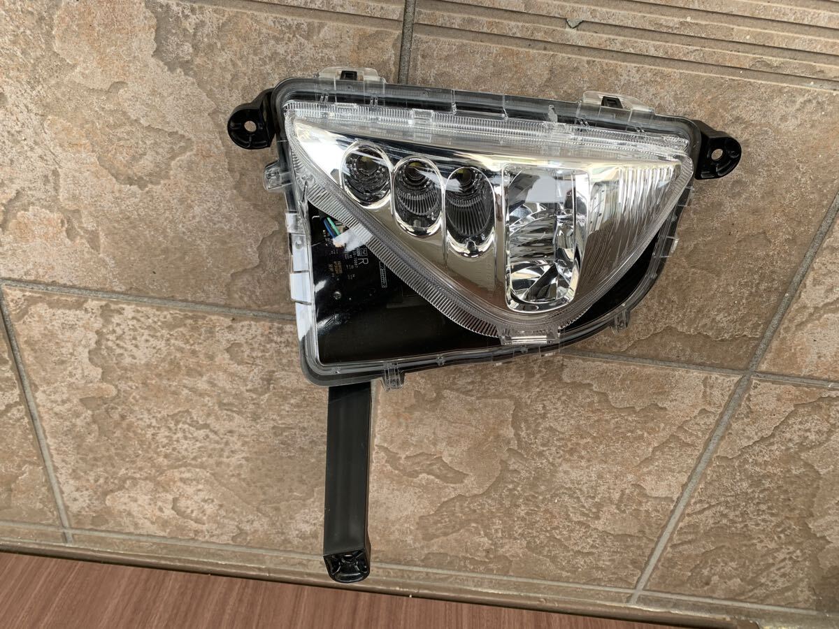 ZVW50/51 前期 プリウス 純正 右フォグランプ拍卖