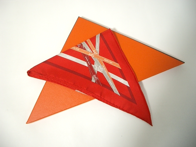 HERMES エルメス スカーフ △型 レッド シルク 4033拍卖