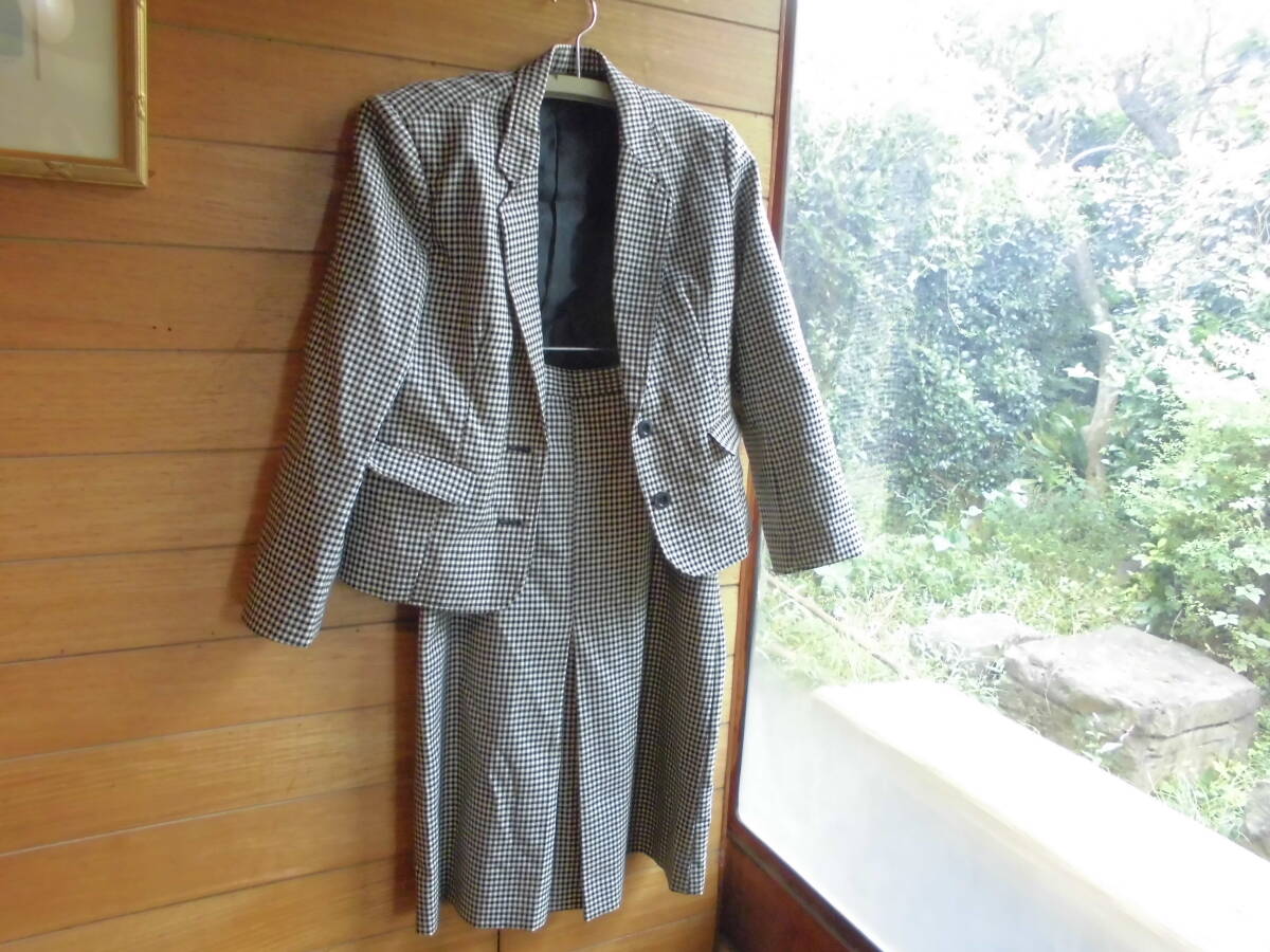 難有 11号 スーツ 白黒チェック 表毛100% 裏ポリエステル100 両側フラップポケット 長袖 上着 スカートセット 中央ボックスプリーツ 日本製拍卖