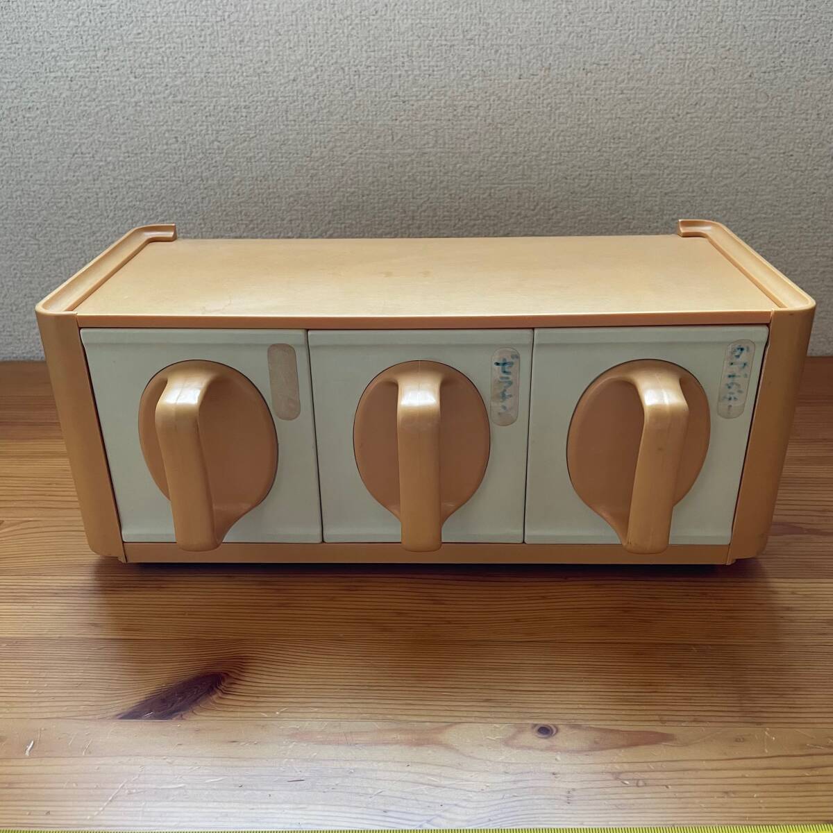 【中古】※同梱不可 「シルバー樹脂 調味料入れ」 プラスチック製 オレンジ 色 キッチン雑貨 昭和レトロ ※シールが貼ったままです拍卖