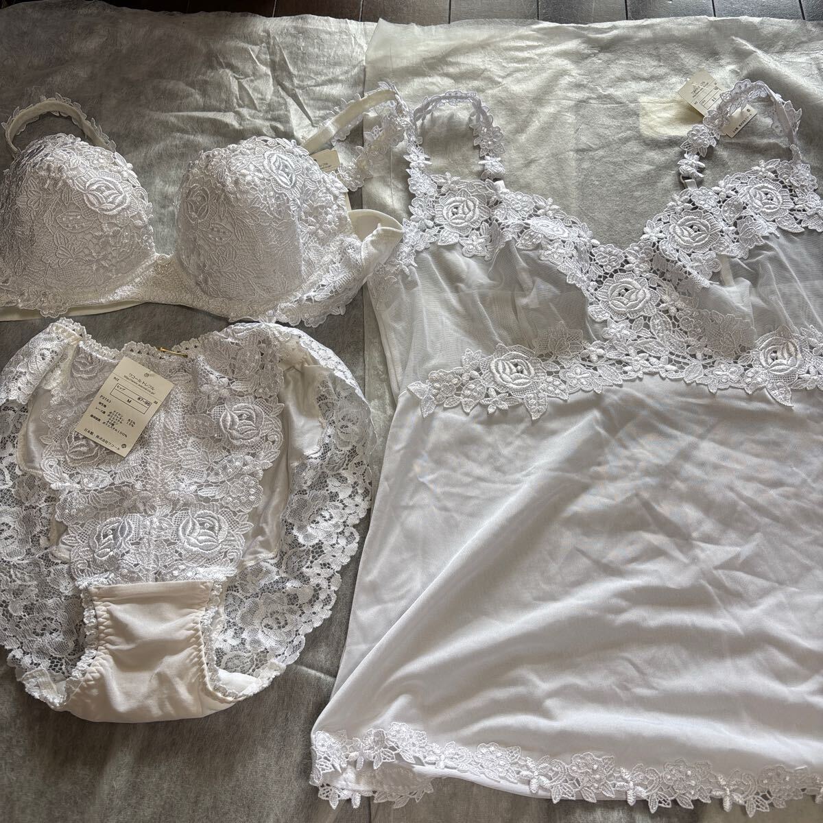 ワコールトレフルTrefleプライマリー繊細なバラ白ブラC75ショーツMキャミソール 85新品未使用紙タグ付き3点セット♪サルート拍卖