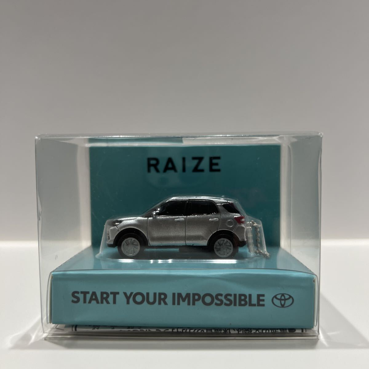 非売品 トヨタ ライズ LEDライト キーホルダー TOYOTA RAIZE 銀 シルバー スムースグレーマイカメタリック ミニカー拍卖