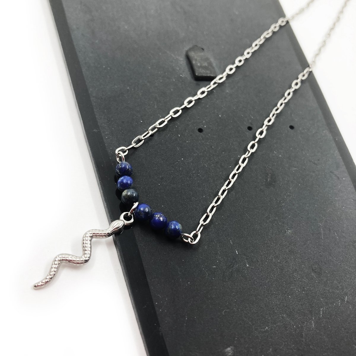 蛇 スネーク チャーム パワストーンステンレス 染ラピスラズリ 約4mm玉 ネックレス 2.5mm幅45cm ST67拍卖