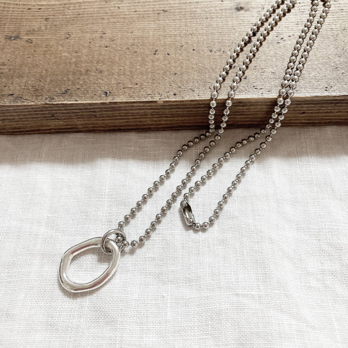 メガネホルダーリングネックレス ボールチェーン 2.4mm幅 55cm付き リング内径約15x10mm NG14B拍卖