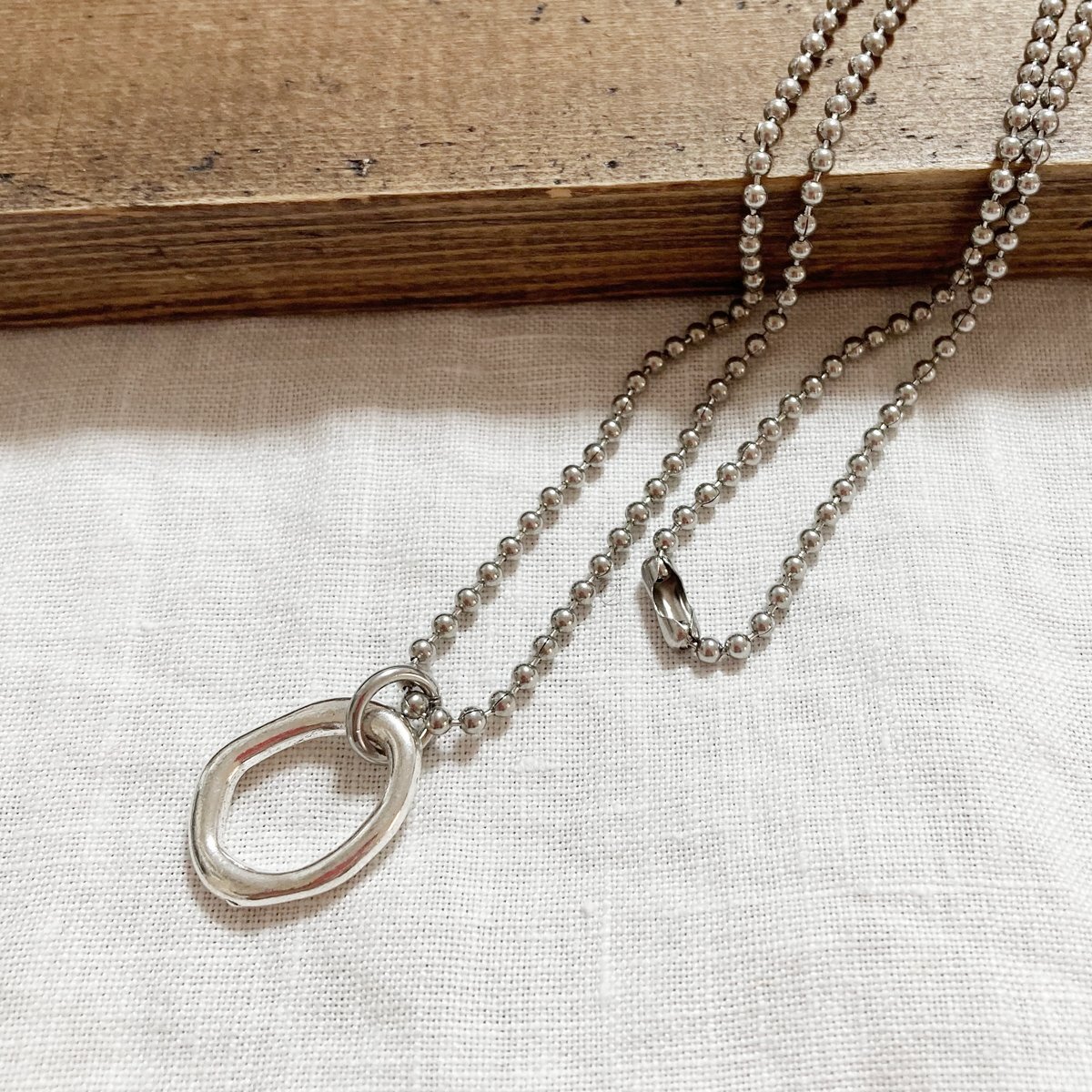メガネホルダーリングネックレス ボールチェーン 2.4mm幅 70cm付き リング内径約15x10mm NG14B拍卖