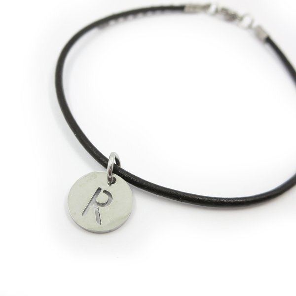 R レザーアンクレット イニシャルチャーム付き ラウンド型 ステンレス金具 27cm(23+4cmアジャスター)拍卖