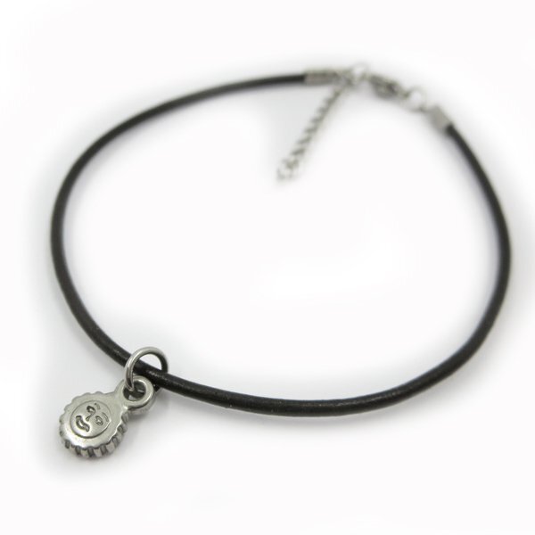 レザー 革紐 アンクレットスマイルチャーム付き ステンレス金具  27cm(23cm+4cmアジャスター)拍卖