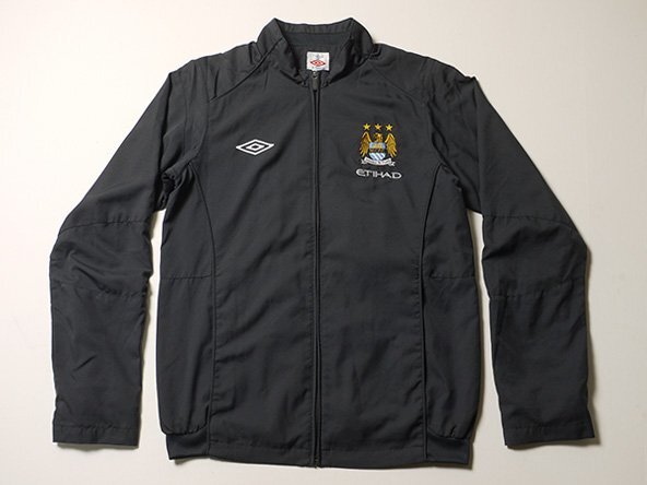 umbro アンブロ マンチェスターシティ ナイロンジャケット 正規品 デサント Manchester City FC サッカー ウーブンジャケット拍卖