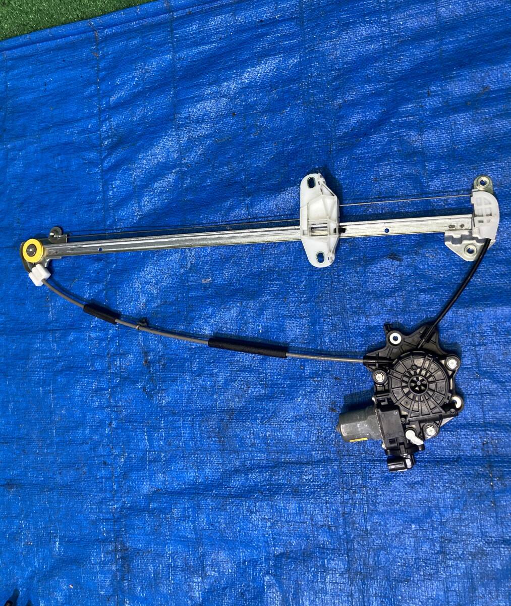 ホンダ N-BOX DBA-JF3 右フロントレギュレーターモーター フロントパワーウインドモーター 運転席側 右側 カプラー6ピン 管26225拍卖