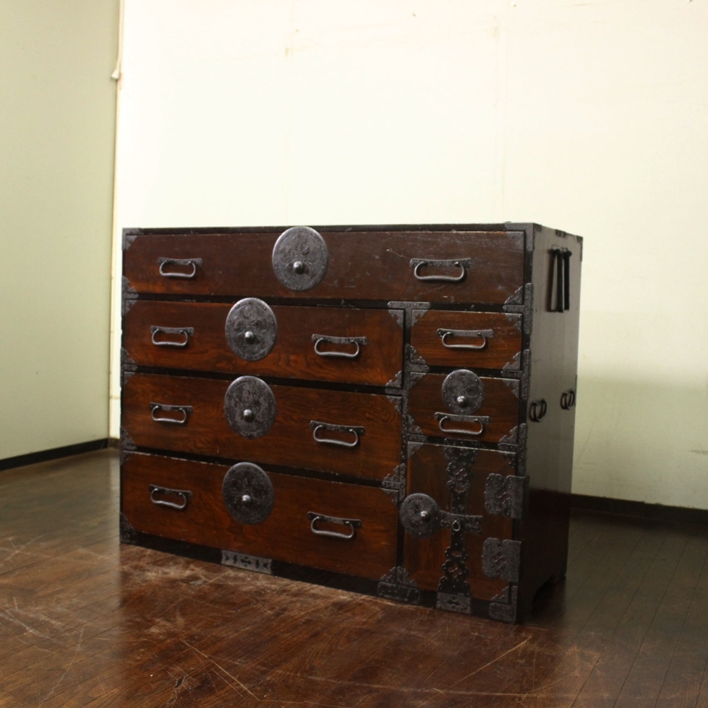 新入荷!アンティーク・レトロ! 最上地方の衣装箪笥 丸金具 時代箪笥/和家具/古民家/チェスト/収納/無垢材/時代箪笥/和風/和モダン拍卖