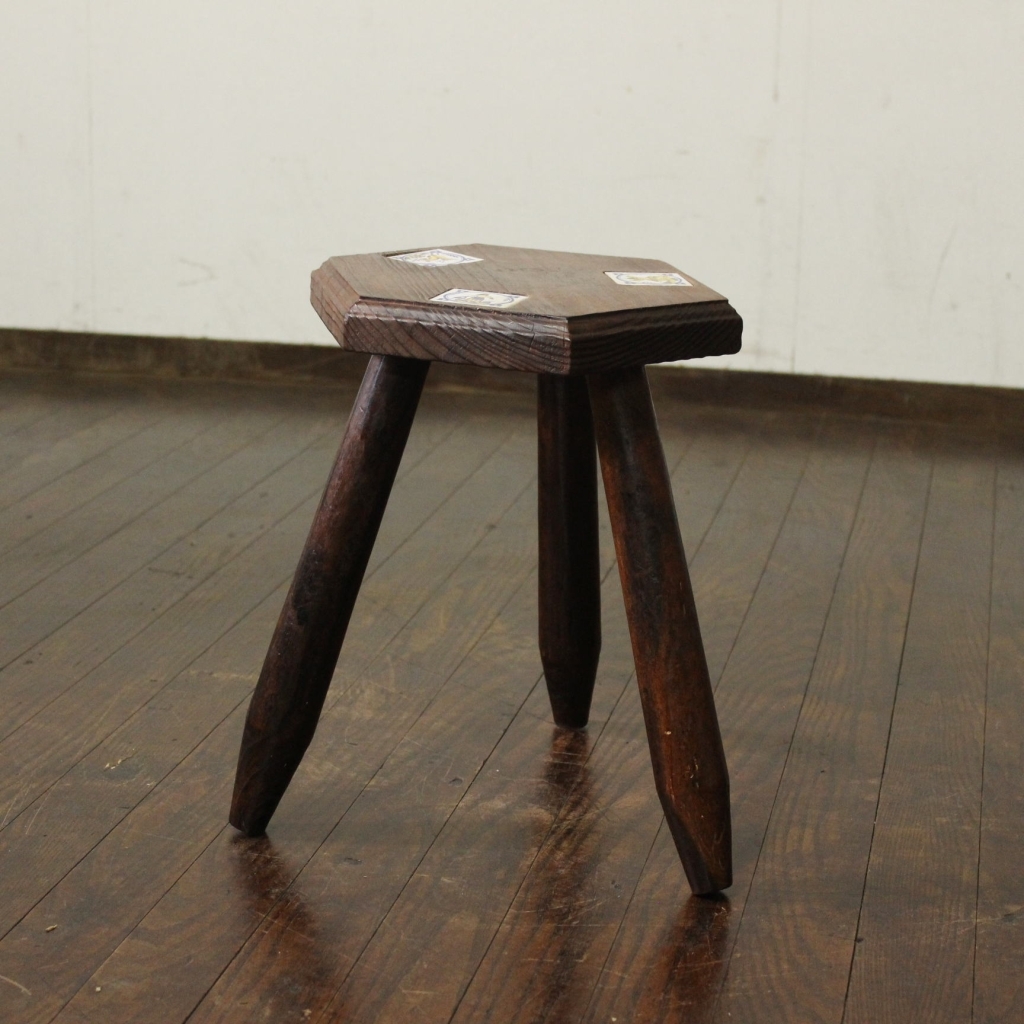 レトロ 古い天然木の三つ脚の花台 タイル ヴィンテージ インテリア カントリー フラワースタンド 展示台 スツール拍卖