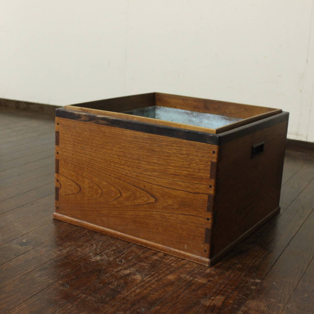 新入荷!アンティーク!レトロ!和モダン!古い火鉢 山形県 庄内地方 総欅作り 角火鉢 黒柿 古民芸 古道具 プランターカバー拍卖