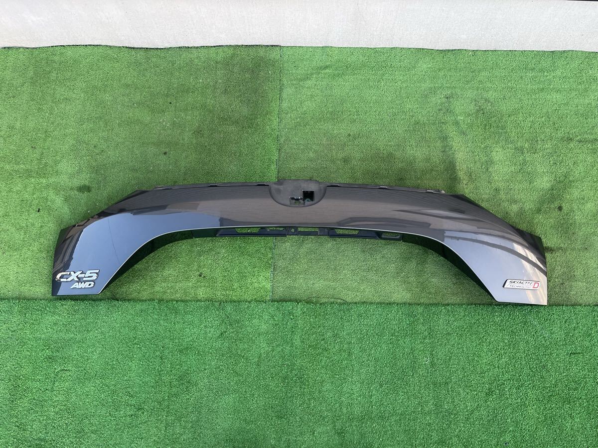 マツダ CX-5 KF2P KF5P 純正 リア ガーニッシュ リアゲート グレー系 KB7W-50851 MAZDA 取り付け破損無し拍卖