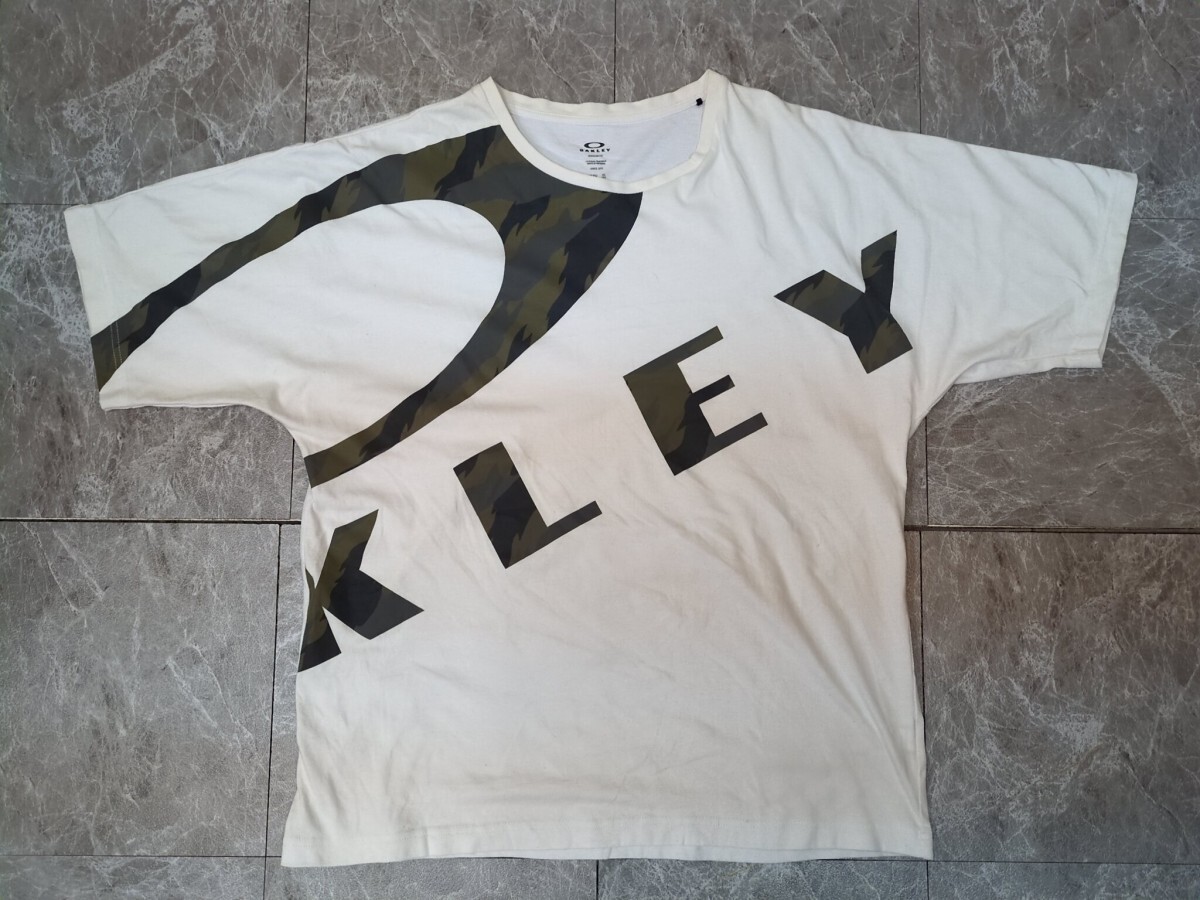 12.オークリー 大きいサイズ デカロゴ 一部迷彩柄 カモ柄 半袖 Tシャツ OAKLEY メンズ2XL 白カーキ系黒x205拍卖