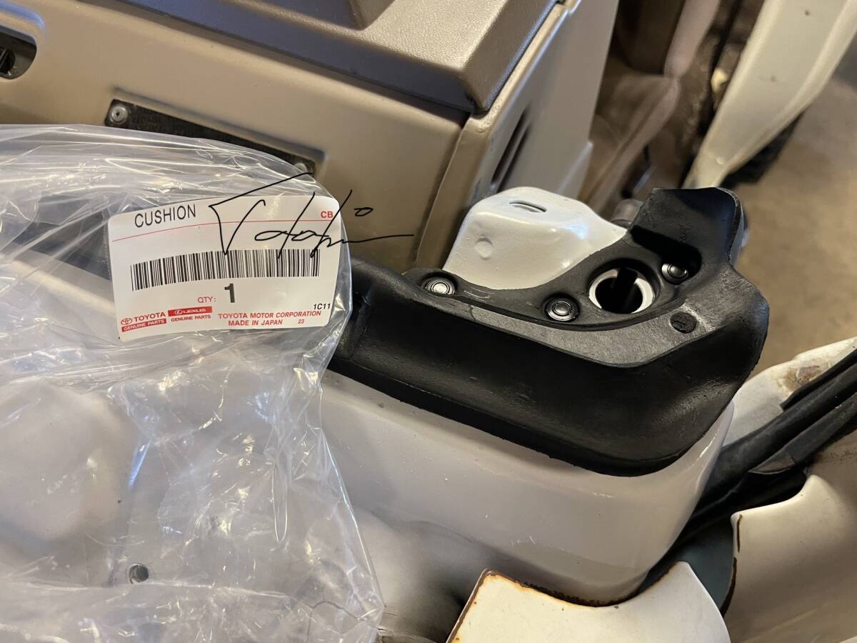 《未使用・純正》ランクル70 ウインドシールド スペーサー 「フロントガラスのフレームと車体との間のゴムモール」 ウェザーストリップ拍卖