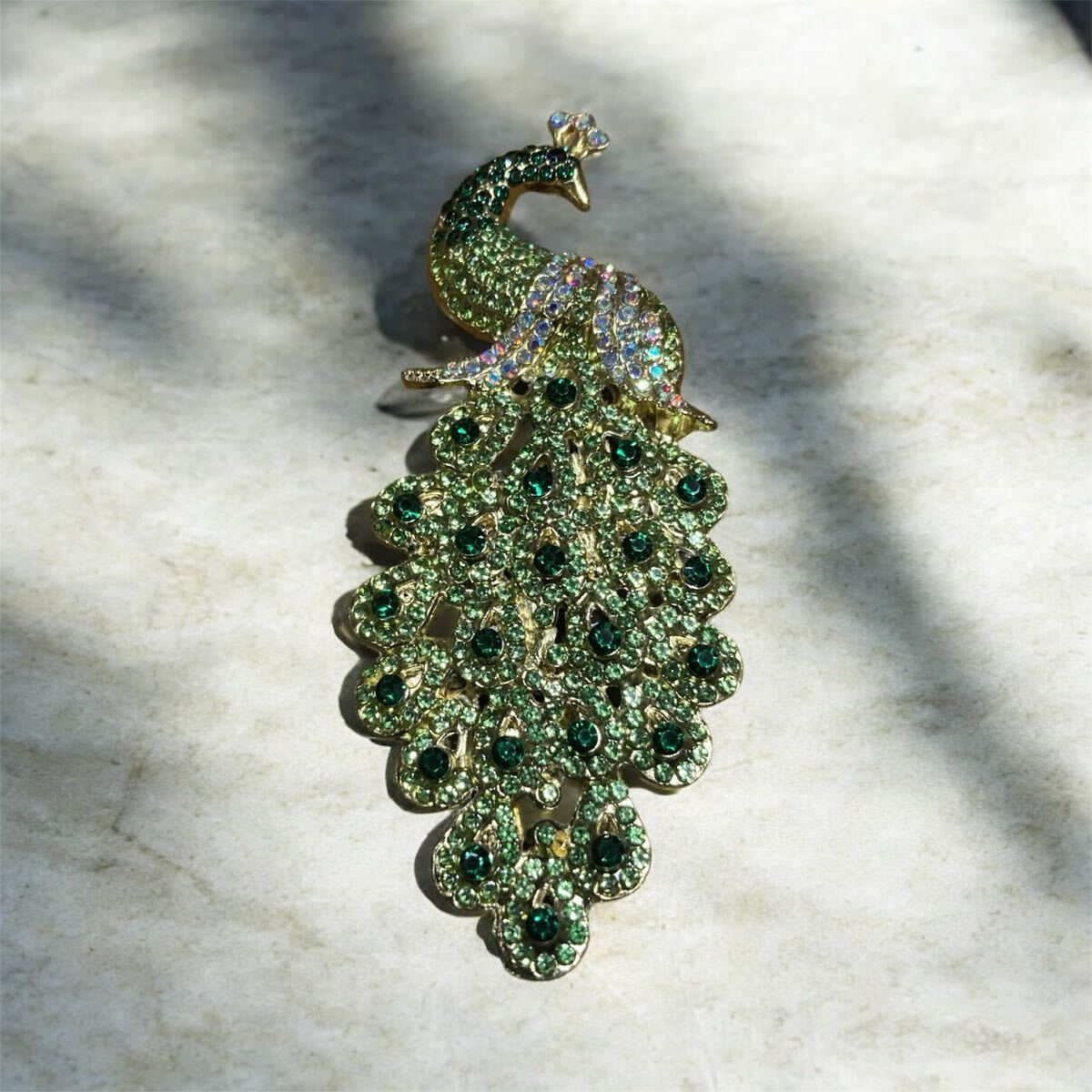 【ブローチ】孔雀 ラインストーン 薄緑 コサージュ キラキラ ハロウィン 大サイズ アンティーク アクセサリー カラーストーン拍卖