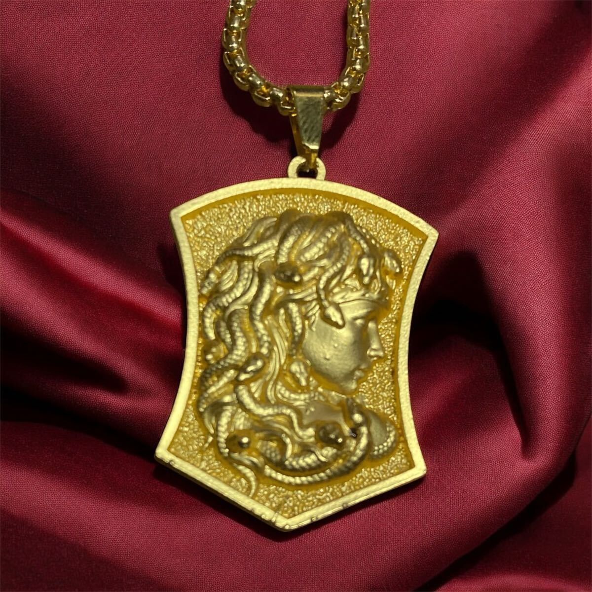 【ネックレス】メデューサ ハロウィン ペンダント ゴールドカラー アクセサリー ギリシャ神話 モンスター 仮装 ギフト プレゼント拍卖