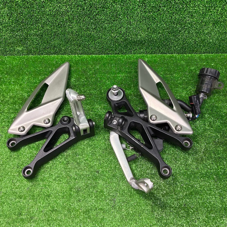 トライアンフ Street Triple 765 RS 純正 タンデムステップ アッセンブリー 左右セット 2088021/2081164 中古拍卖