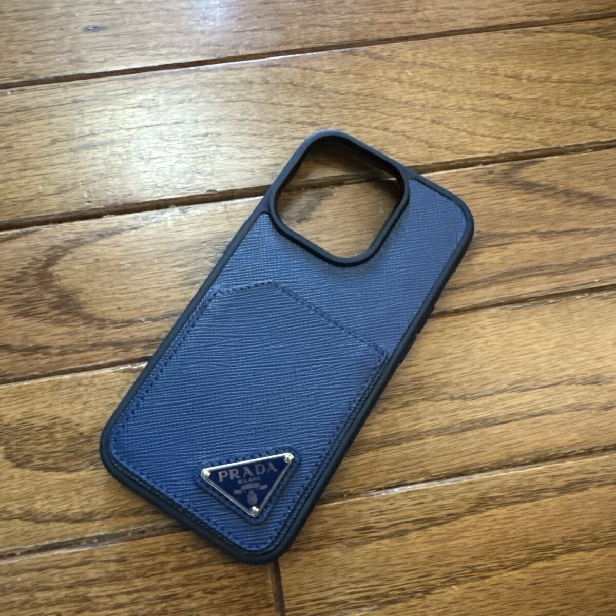 プラダ iPhone15Pro スマホケース サフィアーノレザー 三角ロゴ拍卖