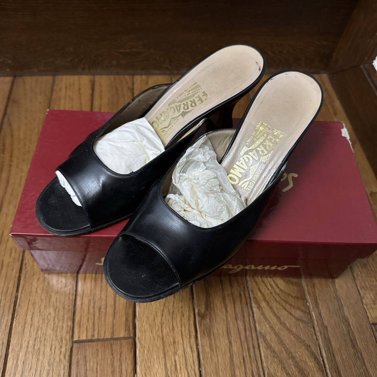 フェラガモ サンダル ブラック オープントゥ拍卖