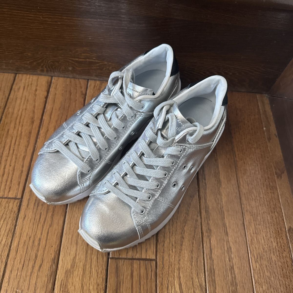 オニツカタイガー スニーカー シルバー 23拍卖